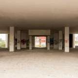 Lo scenario � spettrale: all'assenza totale di pareti esterne si aggiungono file di colonne rese meno grigie dai disegni dei writers, segno che la presenza umana qui � tutt'altro che occasionale